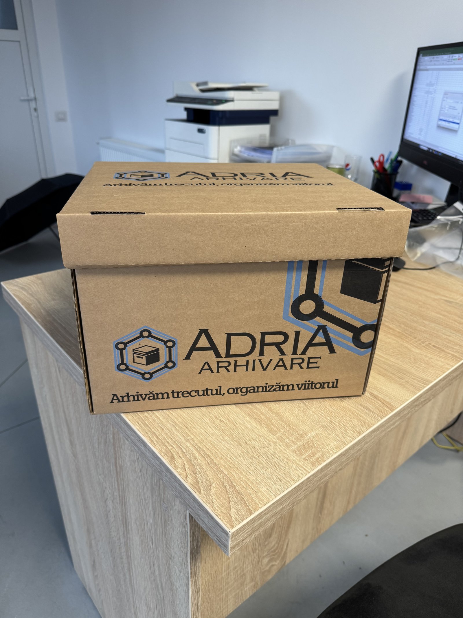 Cutie arhivare Adria cu logo și motto